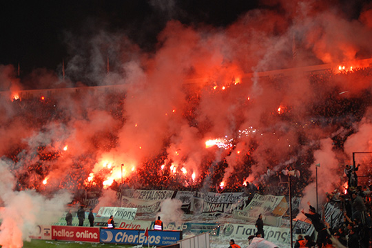 Ultras von Olympique Marseille im Cupfinal von 2006 gegen Paris St. Germain.